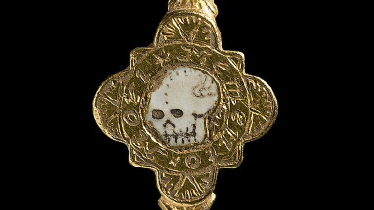 Золотое кольцо Memento Mori Металлоискатель обнаружил в Уэльсе средневековое золотое кольцо Memento Mori