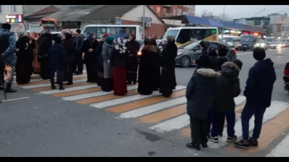 Дорогу в Махачкале перекрыли родственники двух задержанных Махачкала перекрыли дорогу