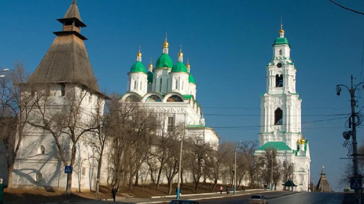 Около кремля в Астрахани дерево закатали в асфальт дерево замуровали в асфальт