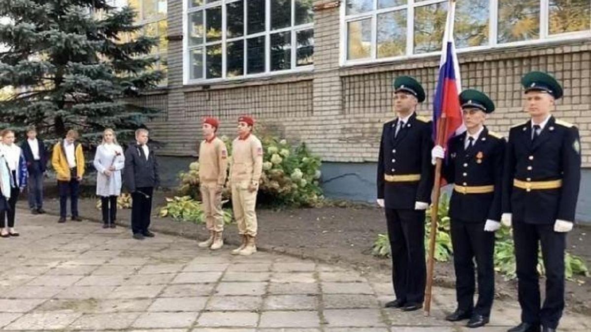 13 детей упали в обморок в школе Великие Луки Великие Луки - в школе 13 детей упали в обморок