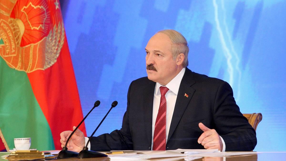 Лукашенко заявил, что сообщение о минировании самолета поступило из Швейцарии Лукашенко впервые прокомментировал посадку самолета Ryanair в Минске