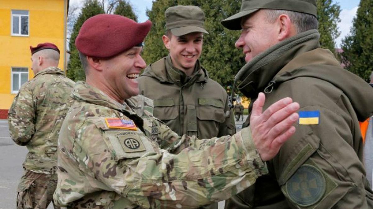 Личному составу ВСУ приказали учить английский язык Американский и украинский военнослужащий