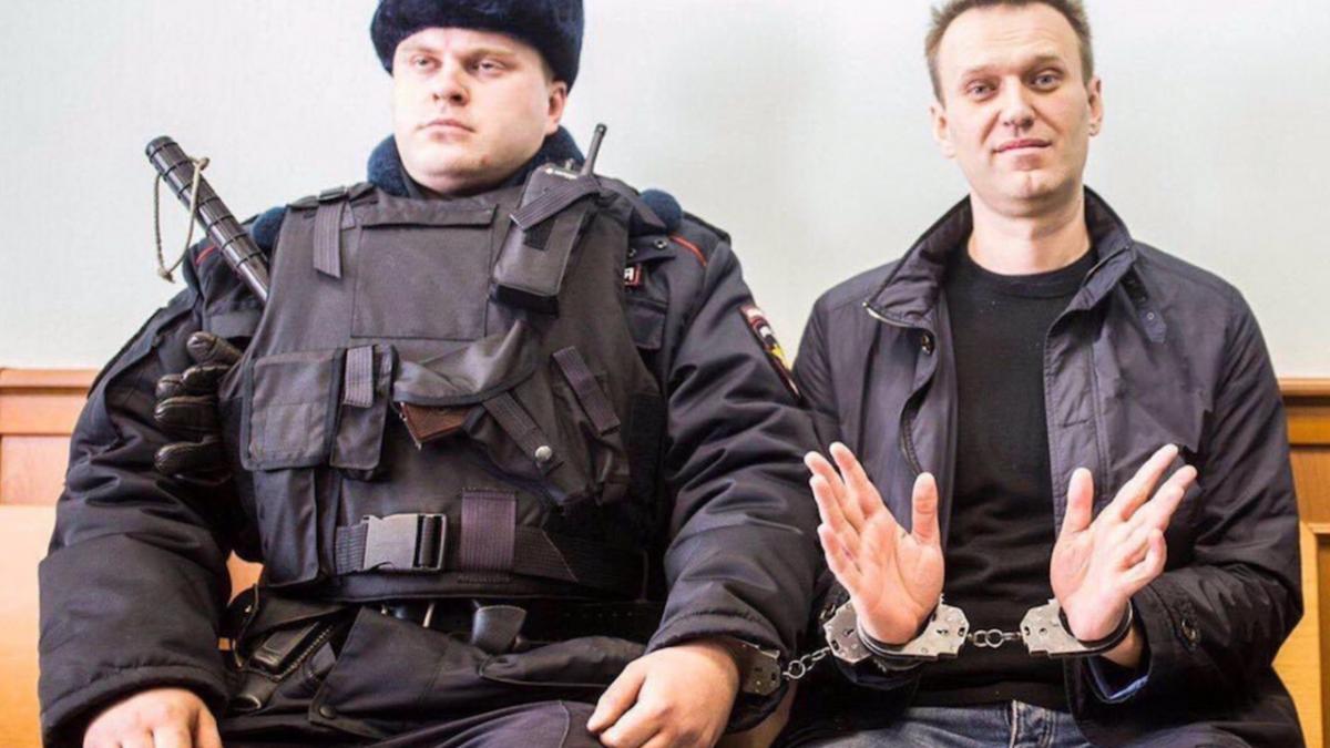 Алексей Навальный Навальный арест полицейский наручники