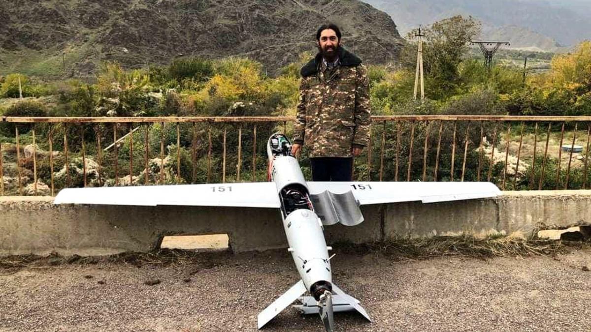 Армянский священник остался жив после падения на его машину ударного дрона Беспилотник