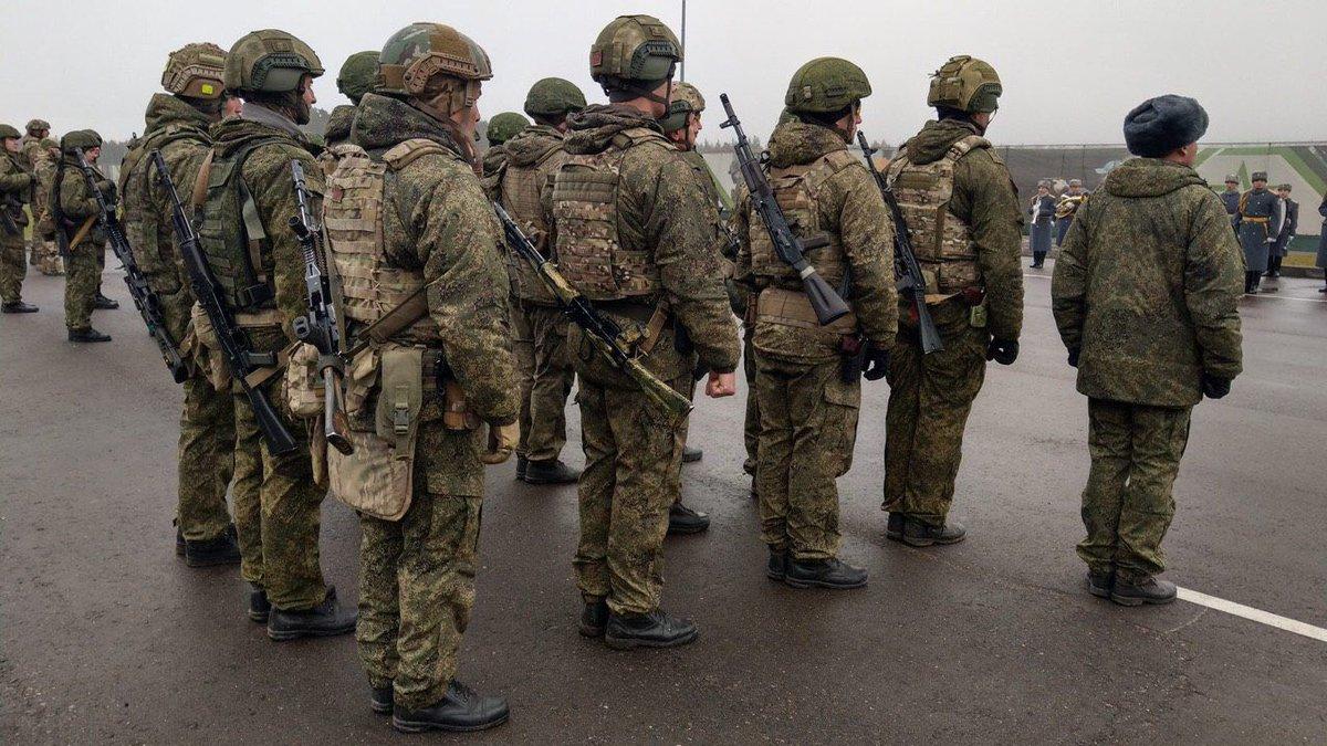 Российские военнослужащие в строю Российские военнослужащие в строю