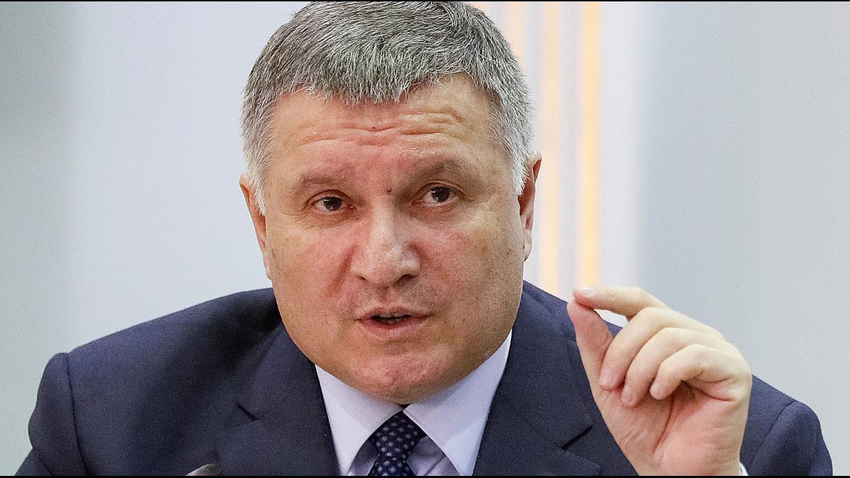 Фото Главы МВД Украины Авакова, который говорит важную информацию и сложил указательный и большой пальцы левой руки Глава МВД Украины Аваков