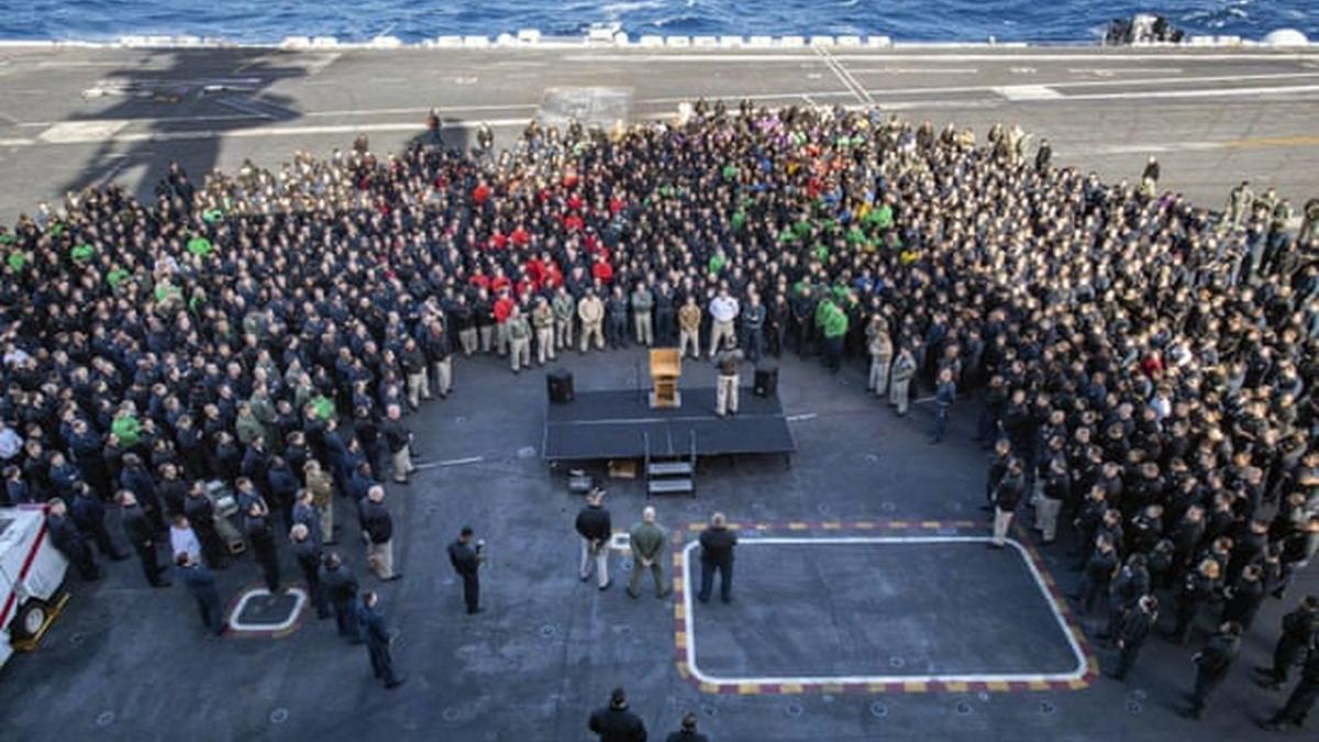Глава ВМС США извинился перед уволенным капитаном авианосца „USS Теодор Рузвельт“ Томас Модли выступает перед моряками авианосца США