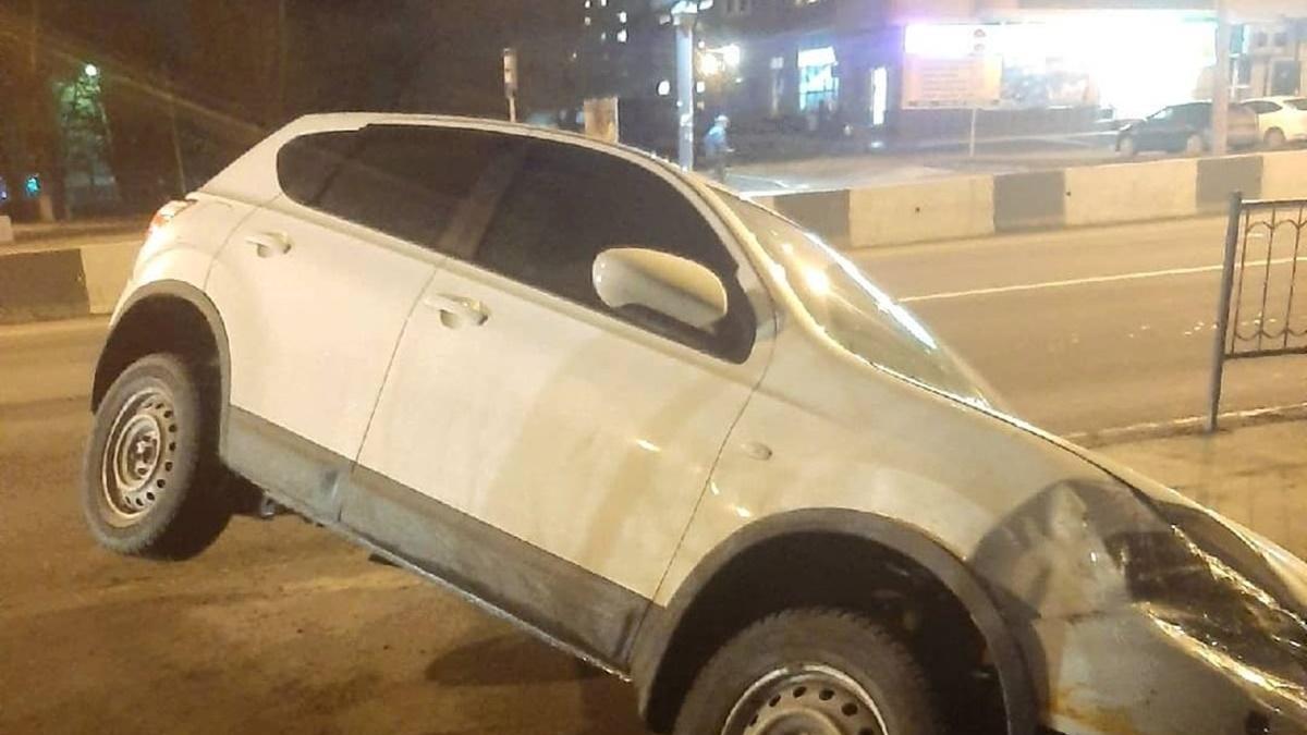 В Ростове автомобиль частично оказался в дорожной яме автомобиль, происшествие