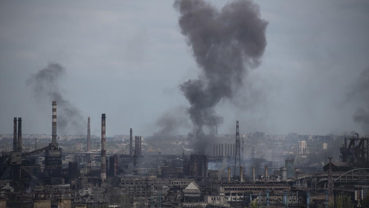 Дым над заводом "Азовсталь" азовсталь мариуполь