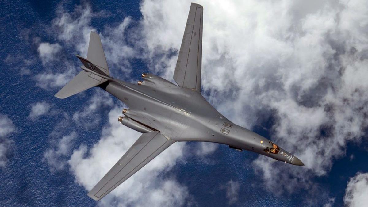 американский бомбардировщик Rockwell B-1 Lance над Охотским морем американский бомбардировщик Rockwell B-1 Lance фото