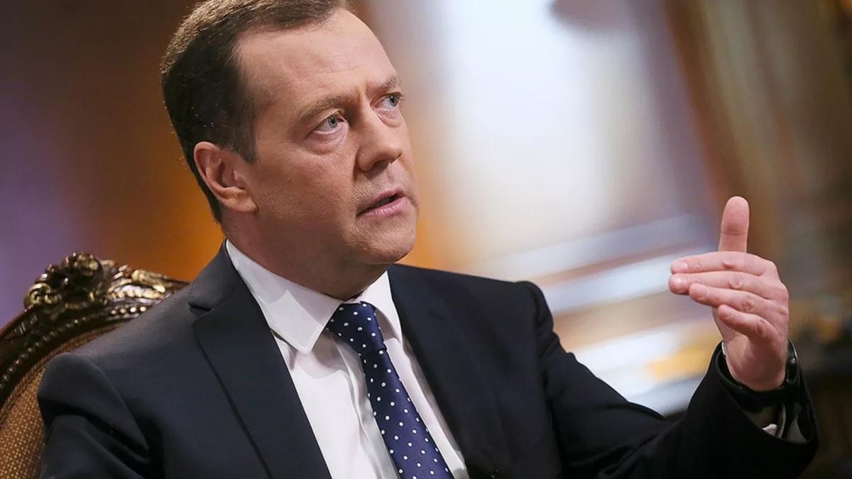 Медведев пояснил, почему он против определения «неполный рабочий день» Медведев пояснил, почему он против определения «неполный рабочий день»