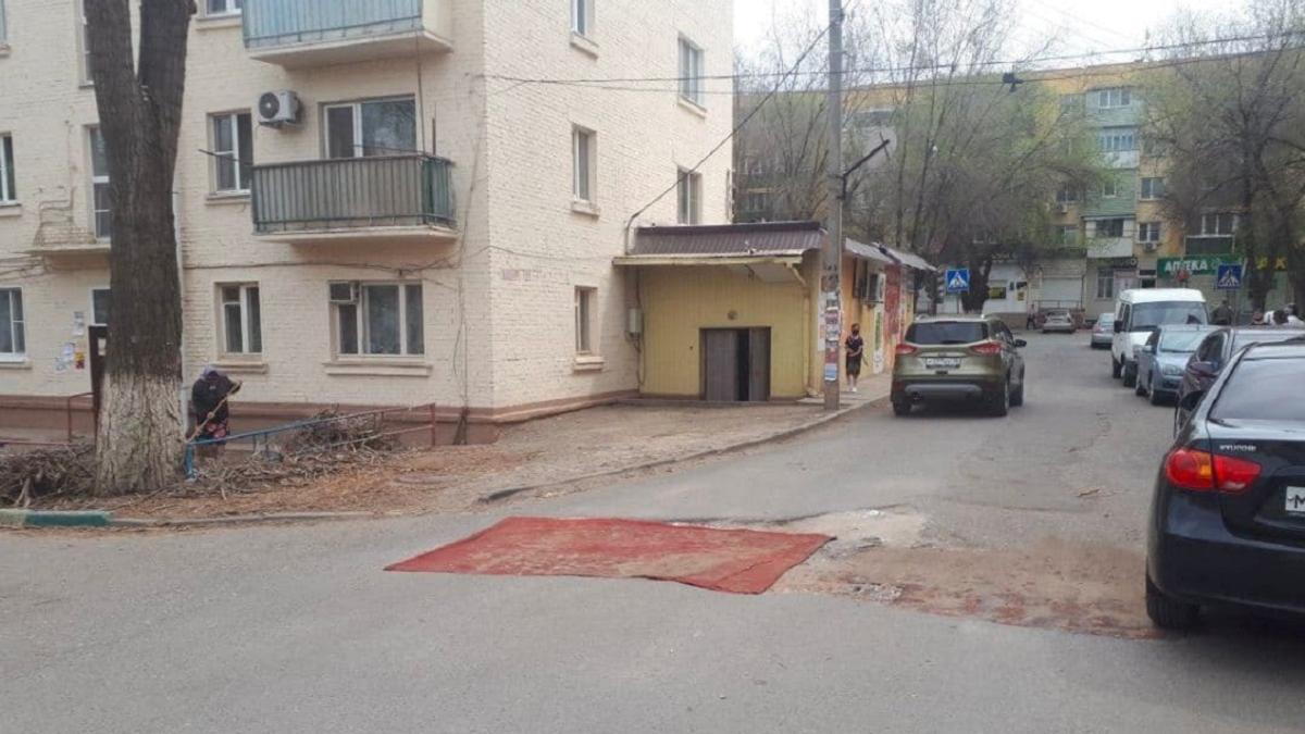 Ковер на дороге Жители Астрахани отремонтировали дорогу с помощью ковра