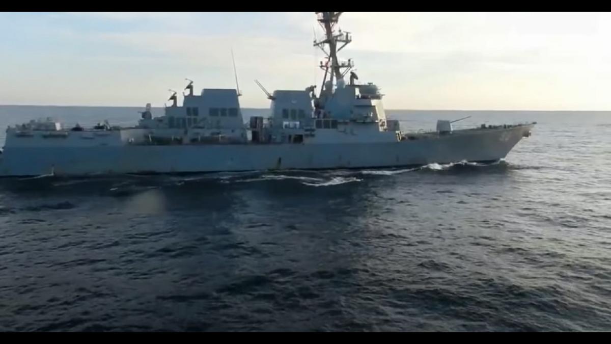 Эсминец США Chafee Боевой корабль ВМФ РФ выгнал эсминец США Chafee из территориальных вод России