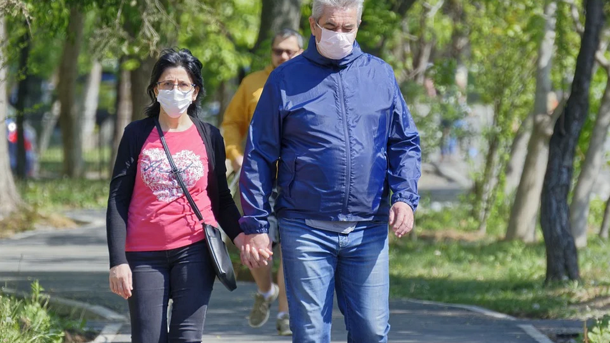 Можно ли заразиться коронавирусом повторно Люди в защитных масках