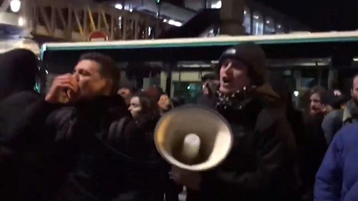 Макрон покинул театр, спасаясь от преследования протестующих президент Макрон сбежал из театра, спасаясь от протестующих