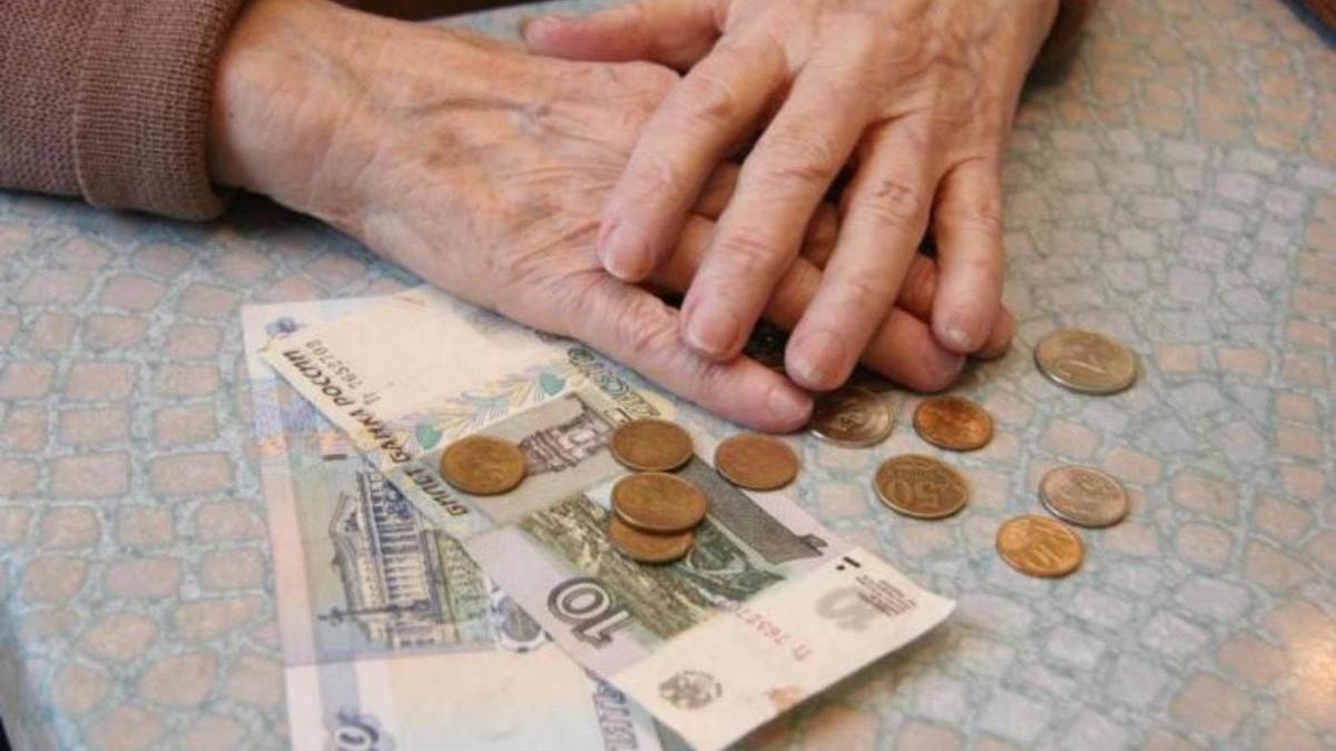 руки и деньги пенсионер считает деньги