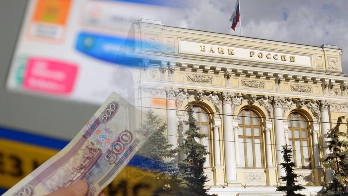 Коллаж: рука держит деньги для пополнения электронного кошелька и здание Центробанка России Коллаж деньги электронный терминал кошелек здание Центробанка России