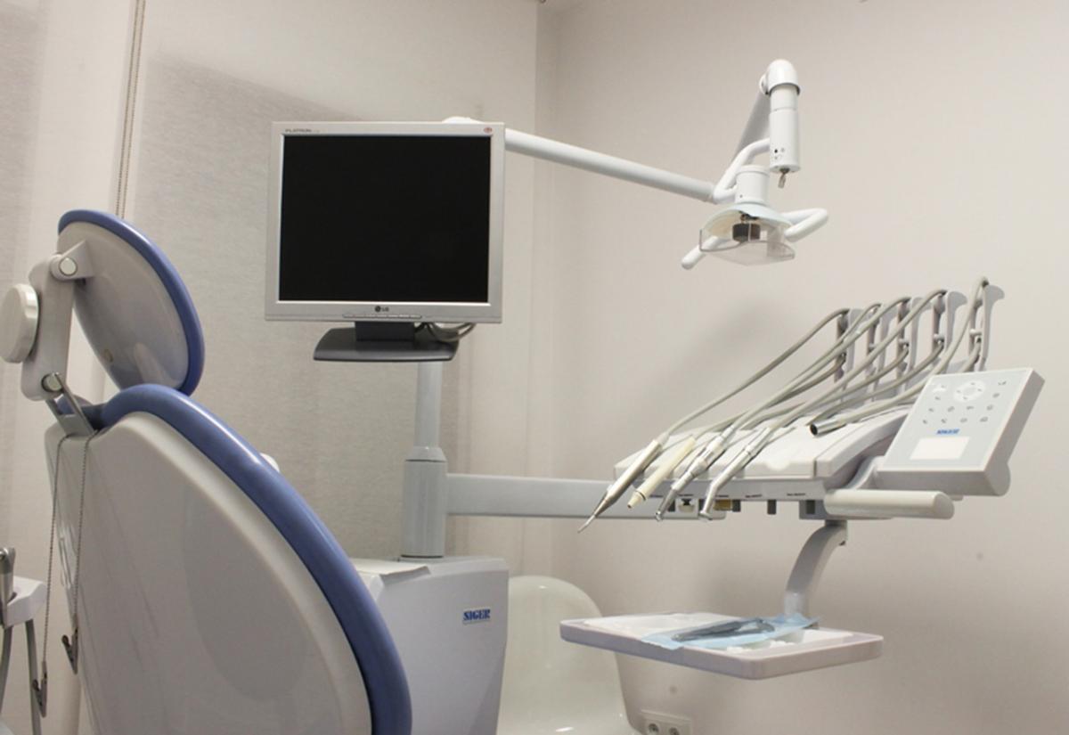 Стоматологическое кресло и инструменты