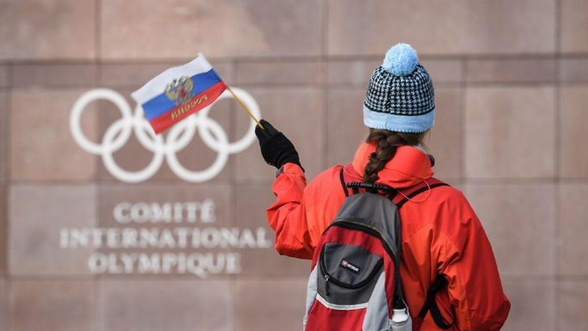 Девушка с флажком России