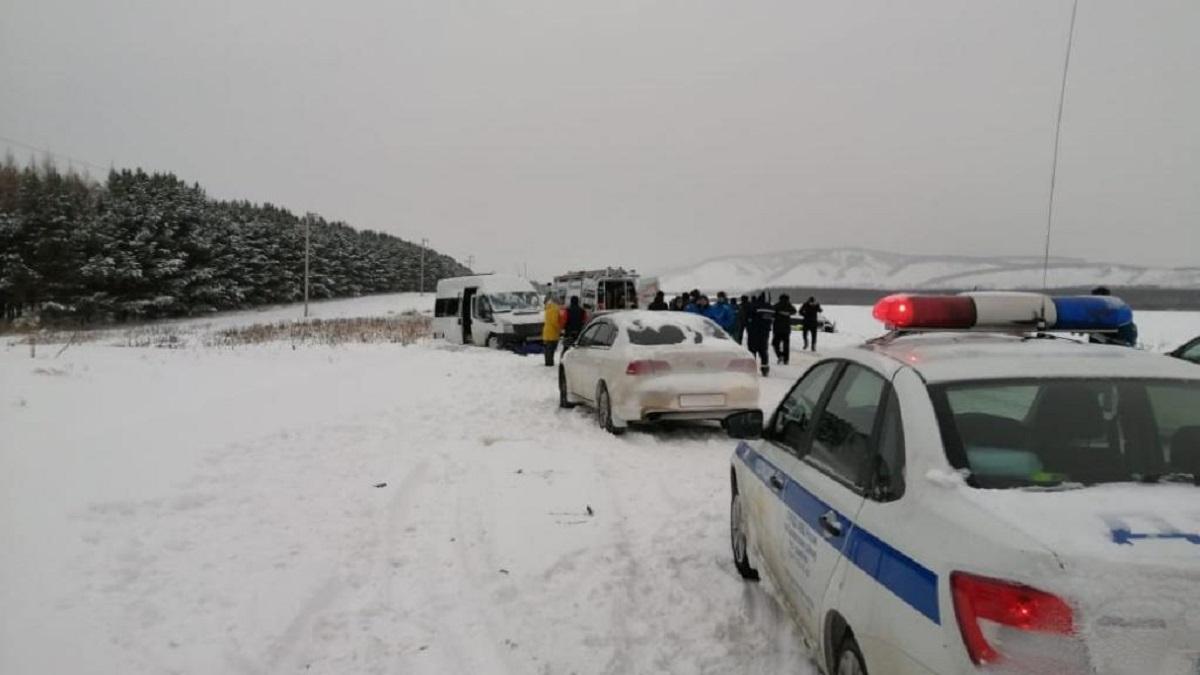Самосвал протаранил автобусную колонну с военными в Подмосковье В Подмосковье в ДТП с военными автобусами погибли четыре человека