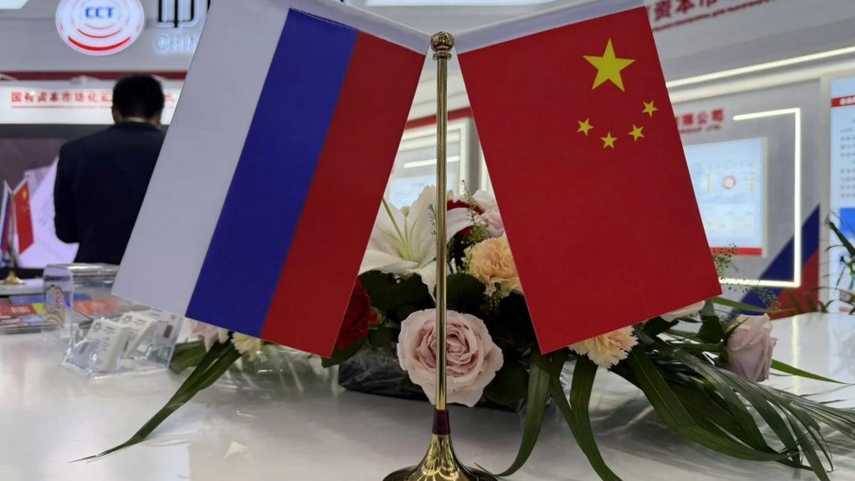 ЭКСПО, флаги России и КНР