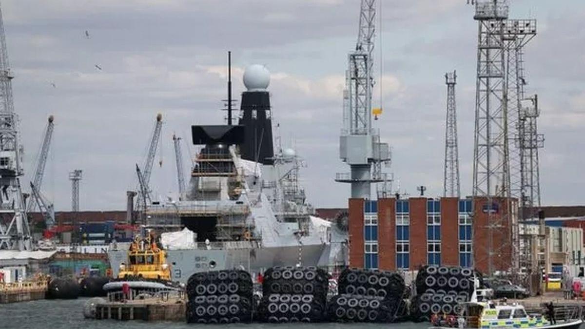 британский эсминец HMS Dauntless в порту Портсмута военный корабль в порту фото