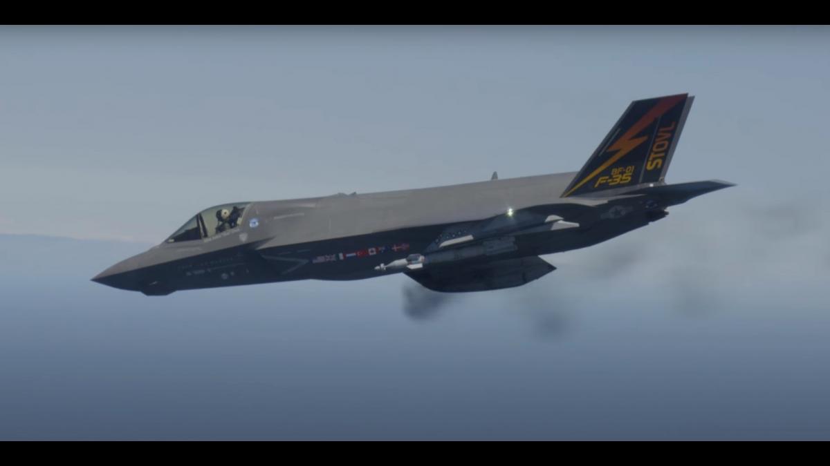 F-35 Истребитель США F-35 выстрелил сам в себя