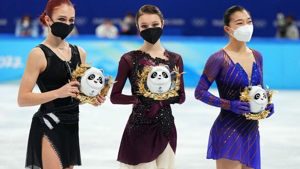 Награждение фигуристок на Олимпиаде в Пекине награждение олимпиада