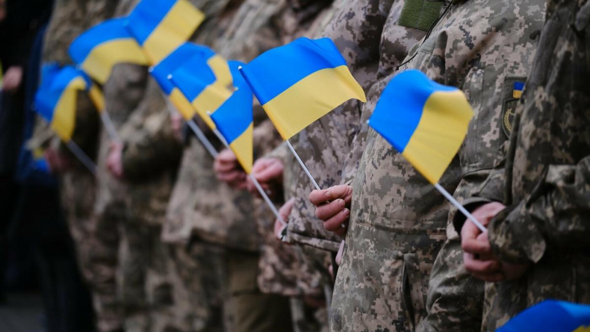 Военные с флагом Украины Флаг Украины