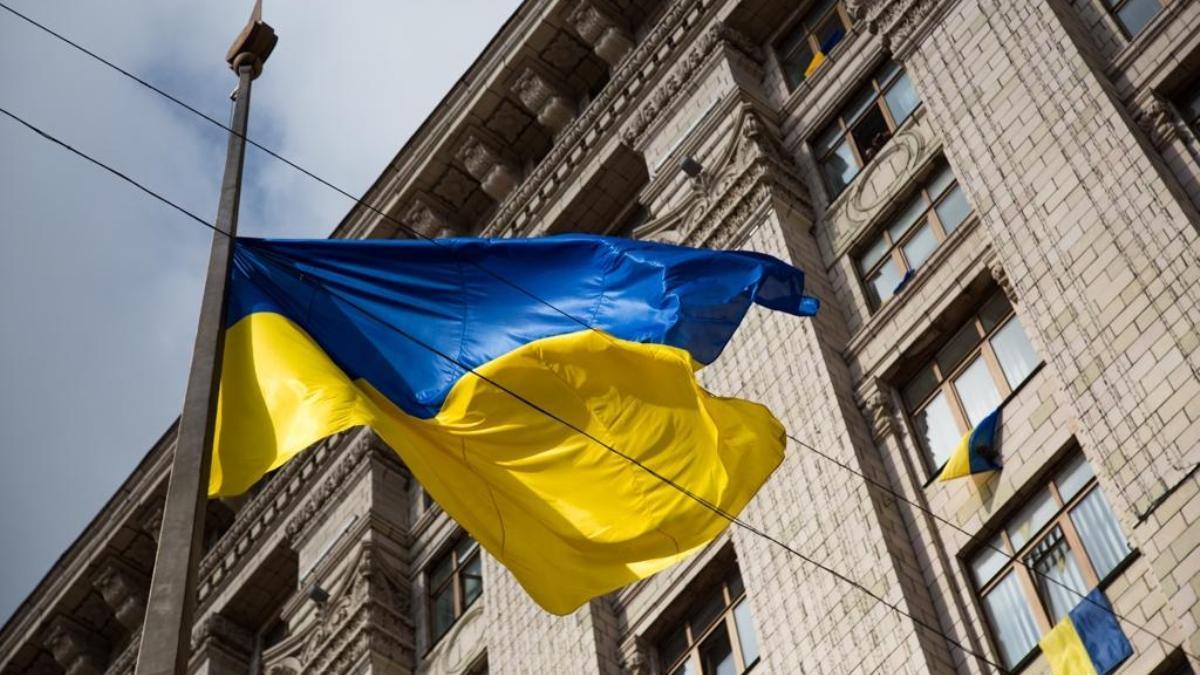 Украинский флаг на флагштоке Флаг Украины Киев