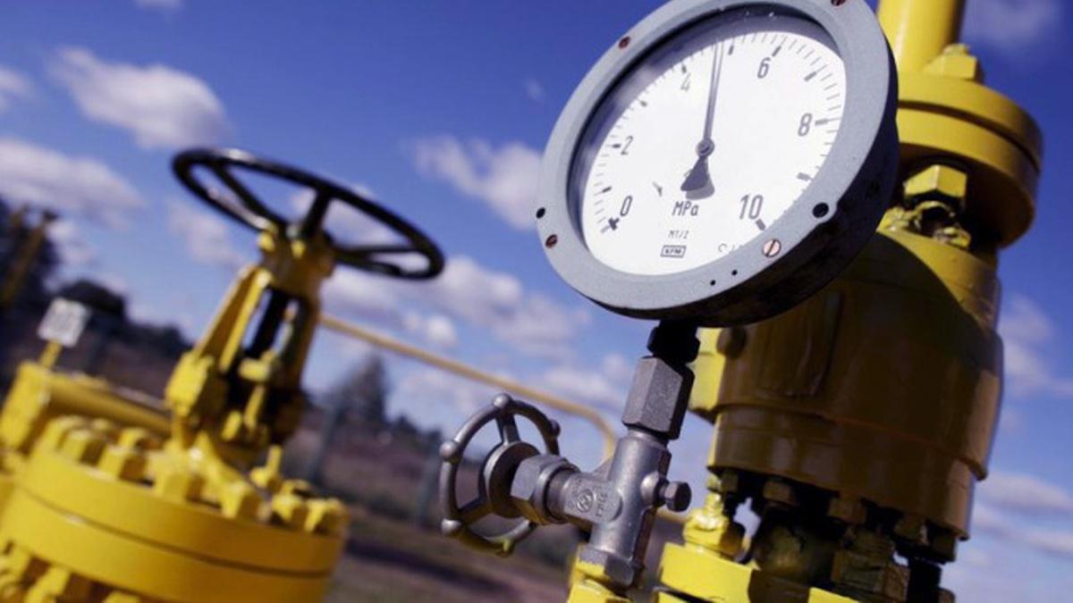 Трубы и вентили газопровода на фоне неба газификация