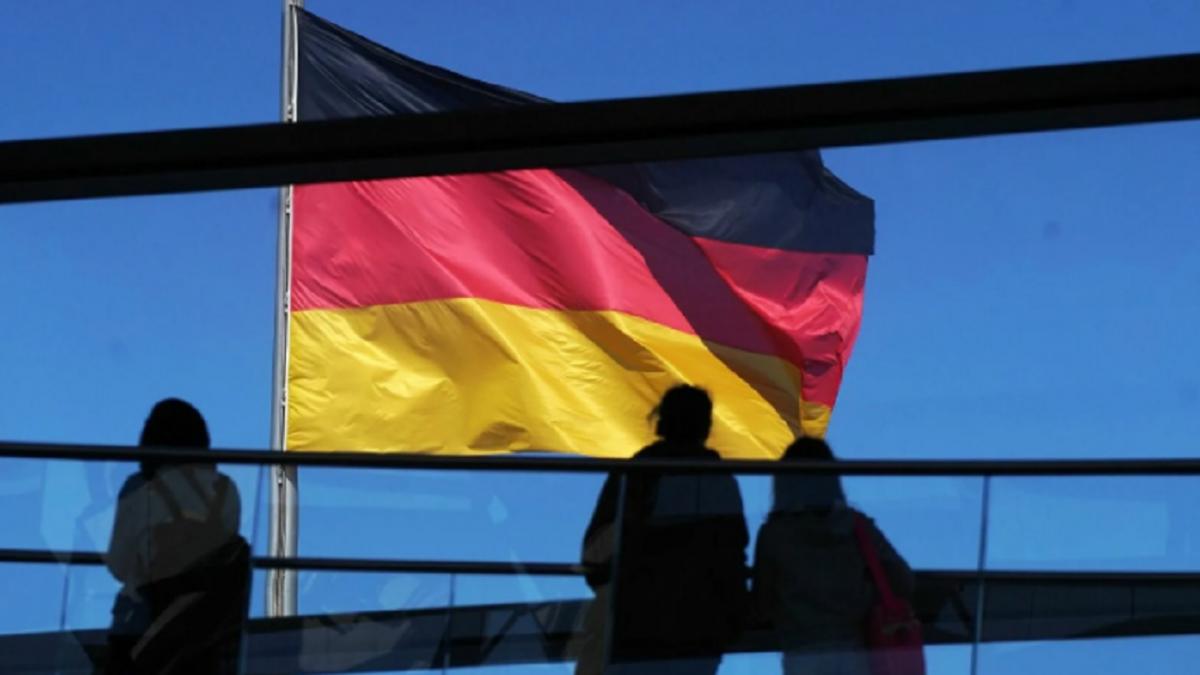 Германия люди флаг Германия обратилась к России с просьбой о правовой помощи
