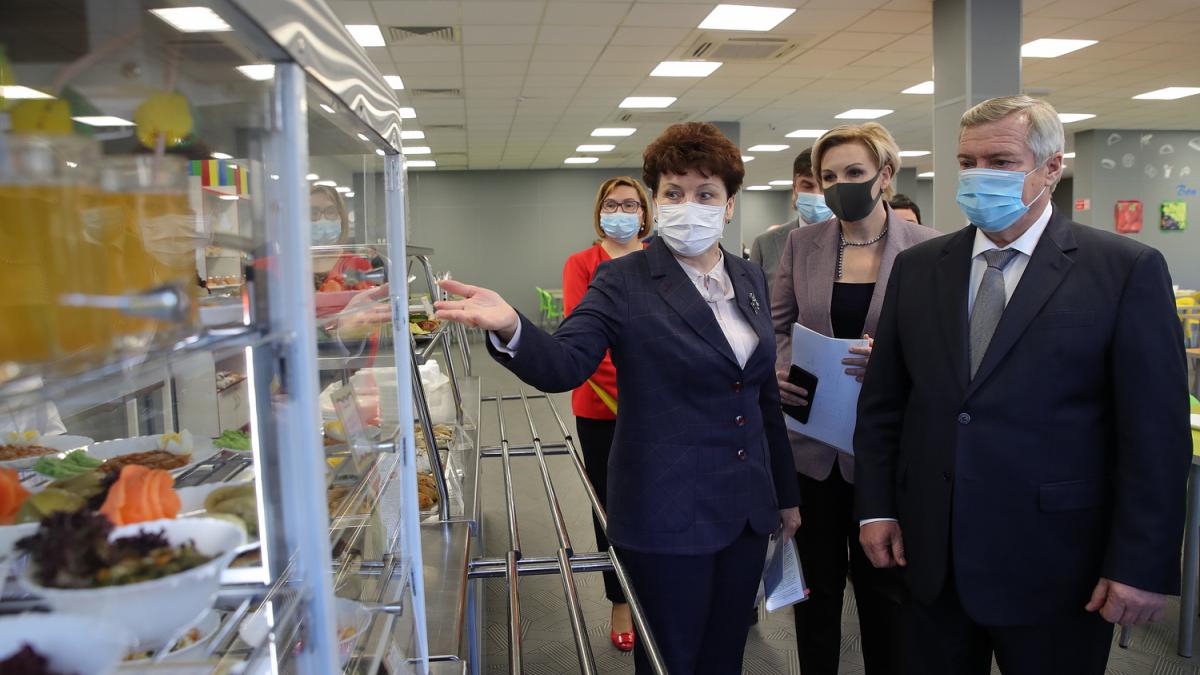Голубев в школьной столовой Василий Голубев инспектирует школьную столовую
