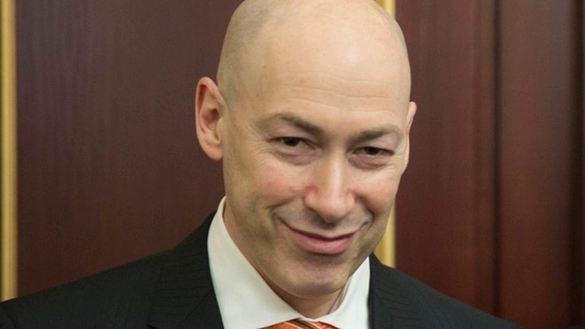 Дмитрий Гордон Гордон Дмитрий улыбается