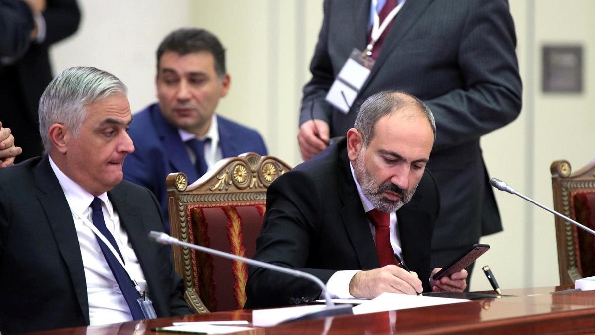В Армении происходит госпереворот Генштаб ВС Армении требует отставки премьер-министра и правительства