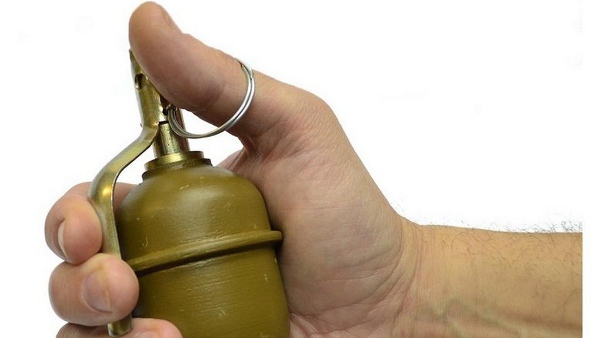 Ручная граната Граната в руке