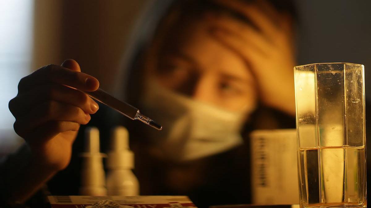 при гриппе всегда происходит резкое и значительное (выше 38 градусов) повышение температуры Врач скорой помощи назвал отличия гриппа от простуды