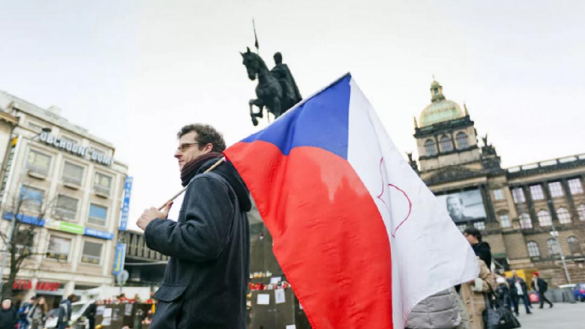 Мужчина с флагом Чехии В Чехии расстроились после жеста Прибалтики в скандале против России