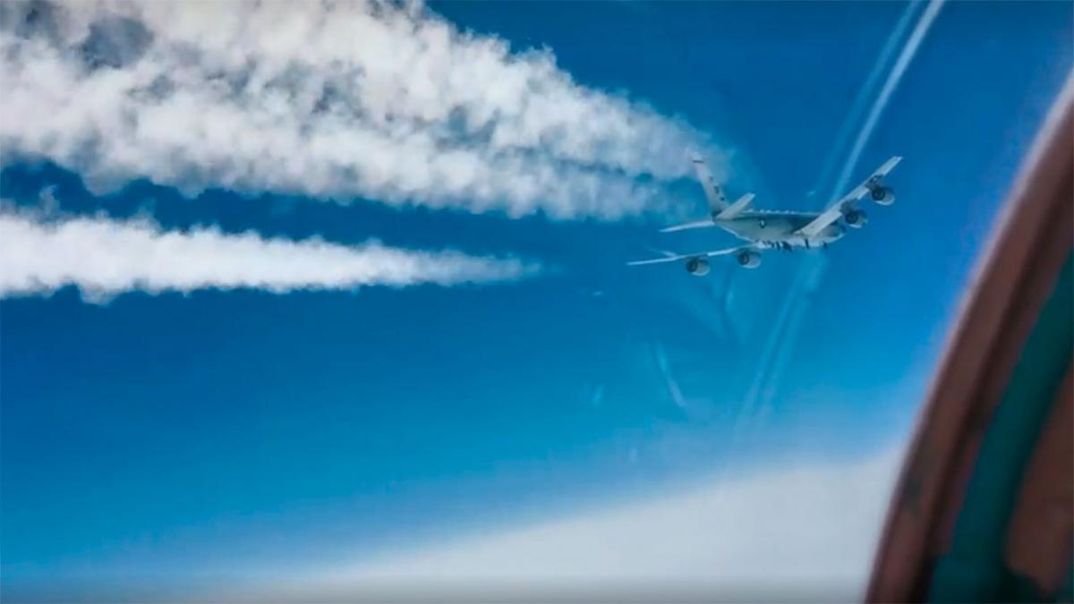 Вид на американский RC-135 из МиГ-31 rc-135 перехват