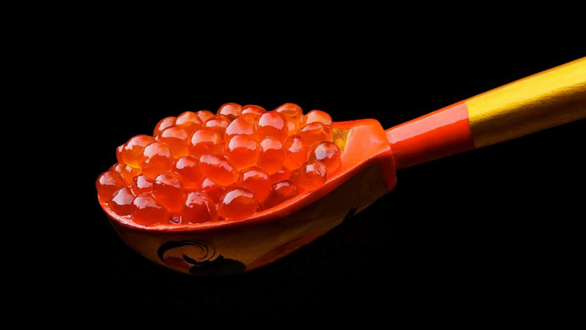 Красная икра в ложке Красная икра