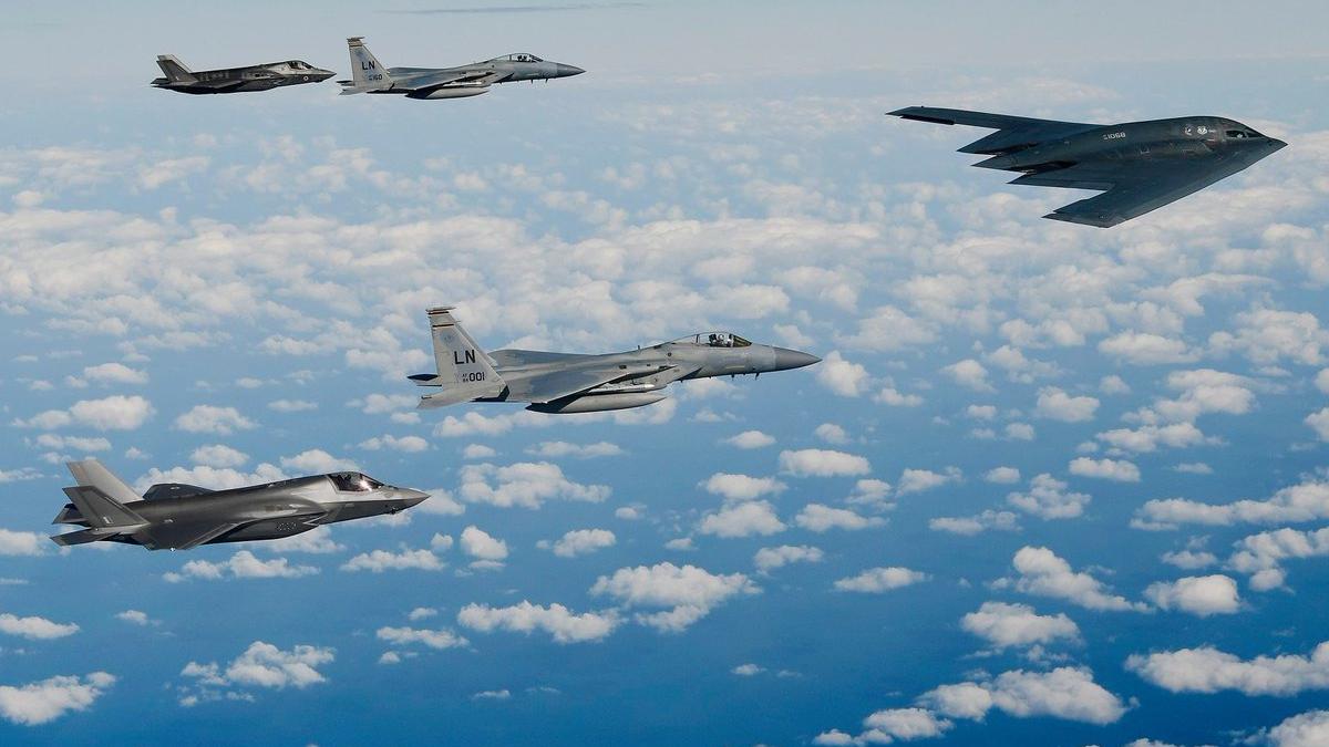 Границы России изучают американские бомбардировщики