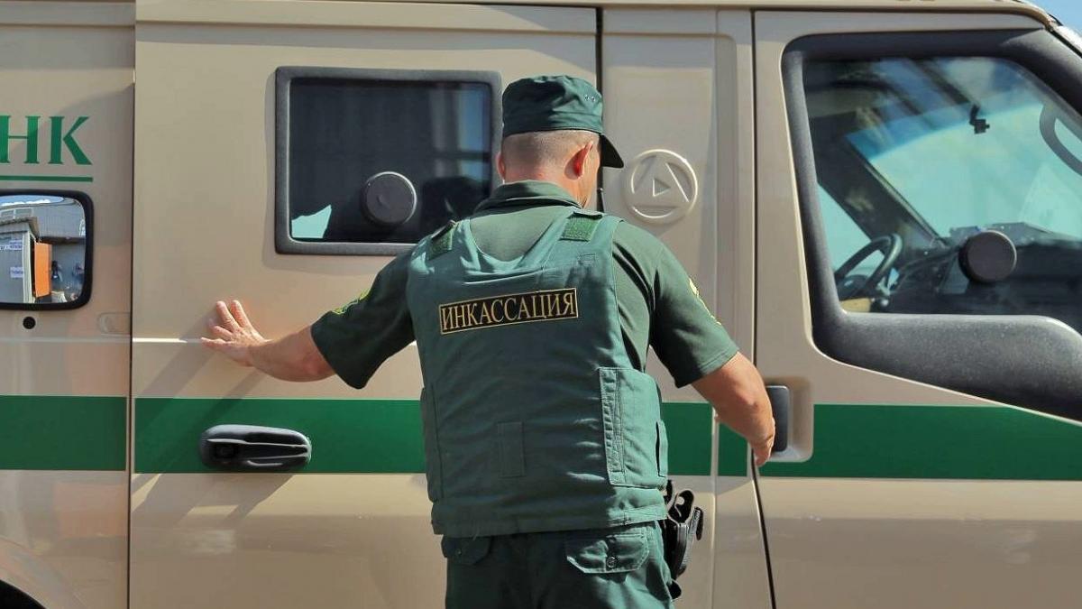 В крыму задержан подозреваемый в краже денег из инкассаторской машины Инкассатор