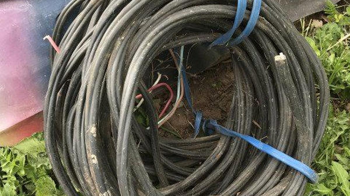 Житель Карелии выкопал и сдал в металлолом километровый кусок электрического кабеля