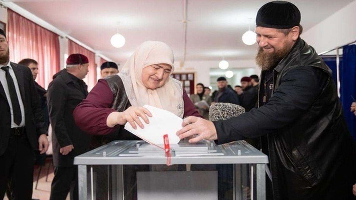 глава Чечни Рамзан Кадыров с мамой Аймани Несиевной Кадыровой голосует на выборах картинка Кадыров голосует на выборах картинка