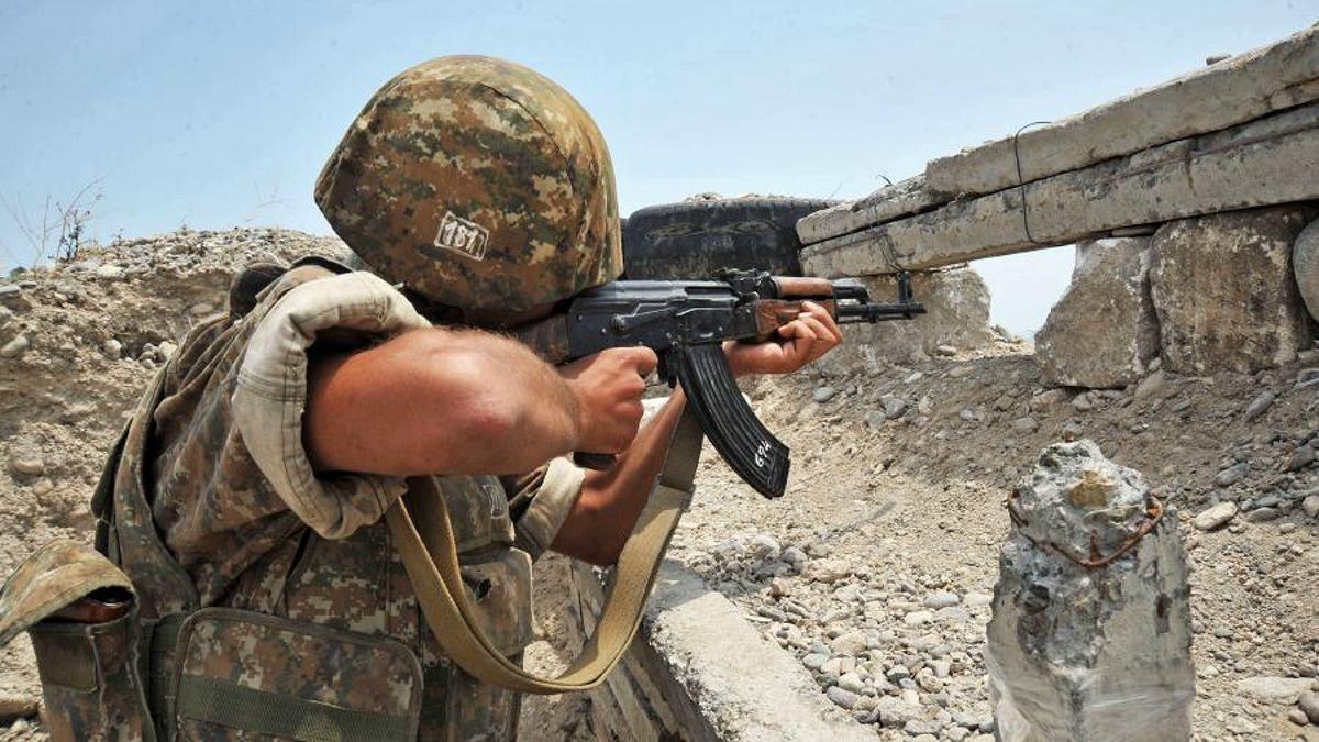 В Нагорном карабахе вновь обострилась ситуация Военнослужащий с автоматом