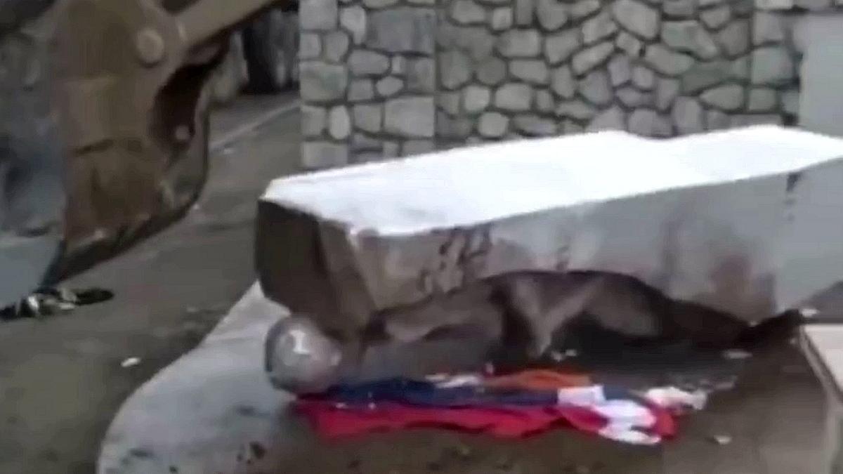 Азербайджанцы в Карабахе сносят памятники и громят квартиры Снесенный памятник
