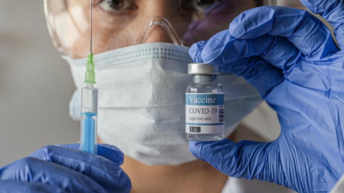 Врач вакцинация шприц Вакцинация врач коронавирус