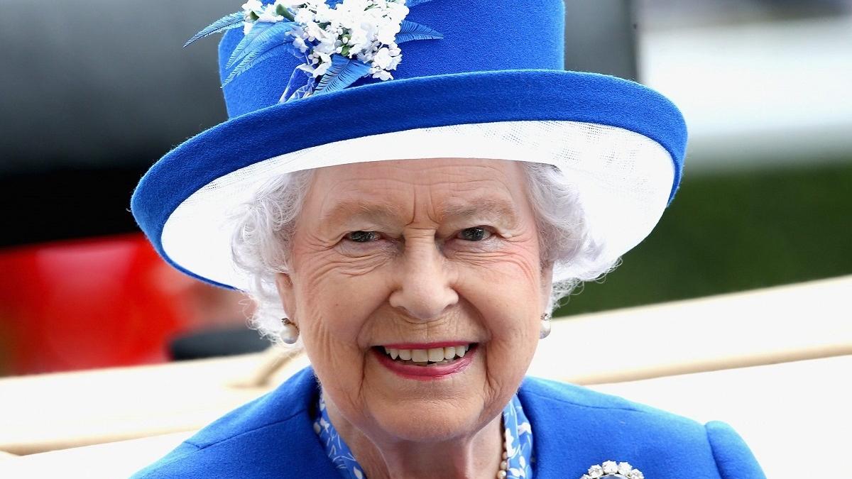 Королева Великобритании Елизавета II улыбается в синем костюме Королева Великобритании Елизавета II