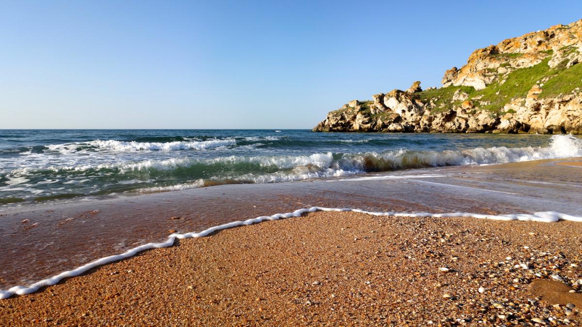 Песчаный крымский пляж Крым пляж море гора