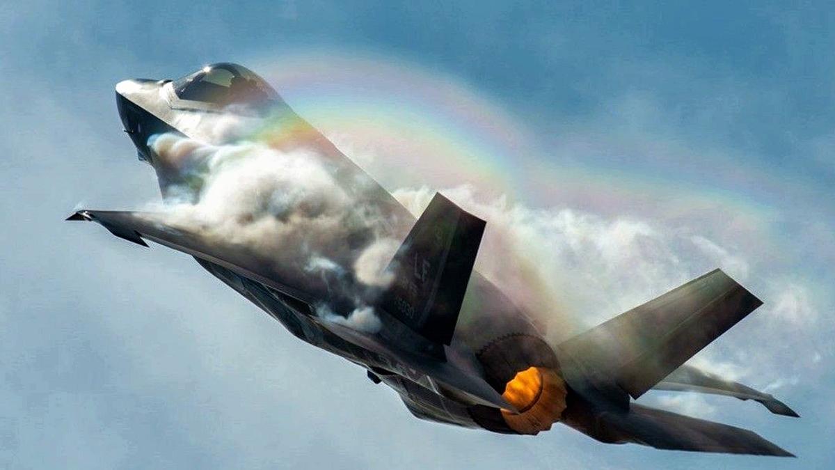 Американским F-35A Lightning предписано облетать грозовой фронт Истребитель F-35